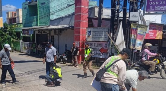 Petugas melakukan pengukuran Jalan Cendana 2, Lampung Selatan, untuk segera diperbaiki. | ist
