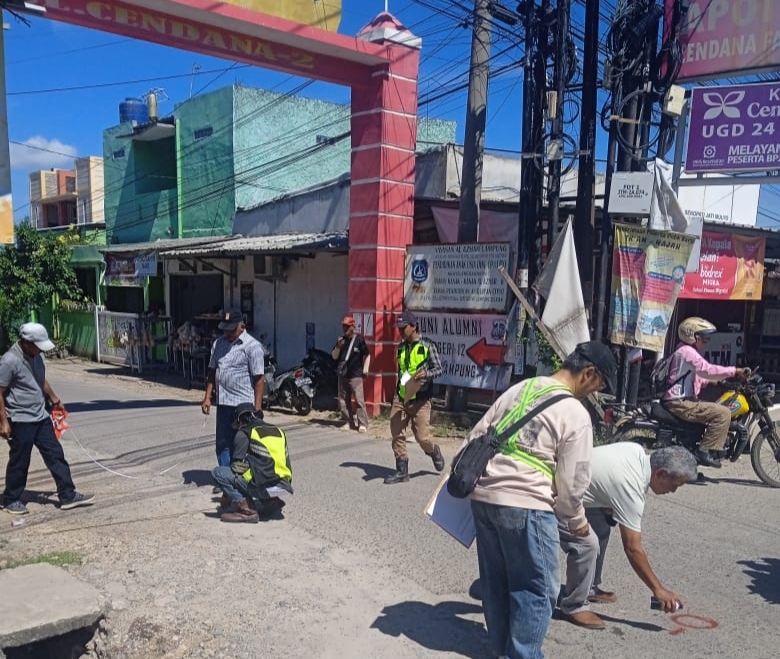 Petugas melakukan pengukuran Jalan Cendana 2, Lampung Selatan, untuk segera diperbaiki. | ist
