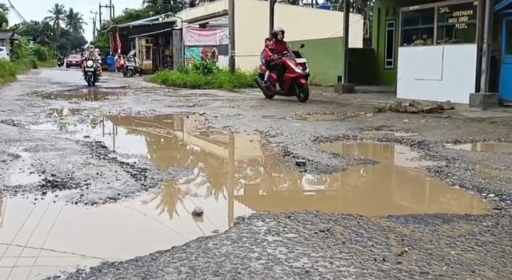 Lubang jalan menganga di Jalan Cendana 2, Lampung Selatan, yang menghubungkan Desa Jatimulyo-Fajar Baru. | ist