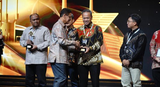 Direktur Utama PLN Nusantara Power Ruly Firmansyah saat menerima penghargaan Subroto Award 2025. PLN NP konsisten meraih penghargaan ini setiap tahunnya. Di tahun 2025, PLN NP menggaet 5 penghargaan dsri berbagai kategori.