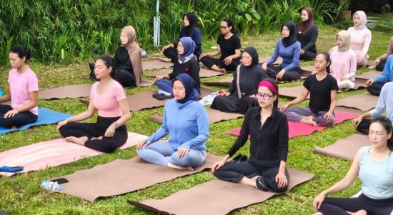 43 Praktisi Yoga Ikuti Yoga Trois 2025 FIKK UNY