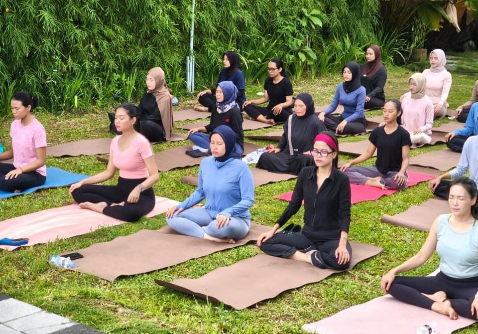 43 Praktisi Yoga Ikuti Yoga Trois 2025 FIKK UNY