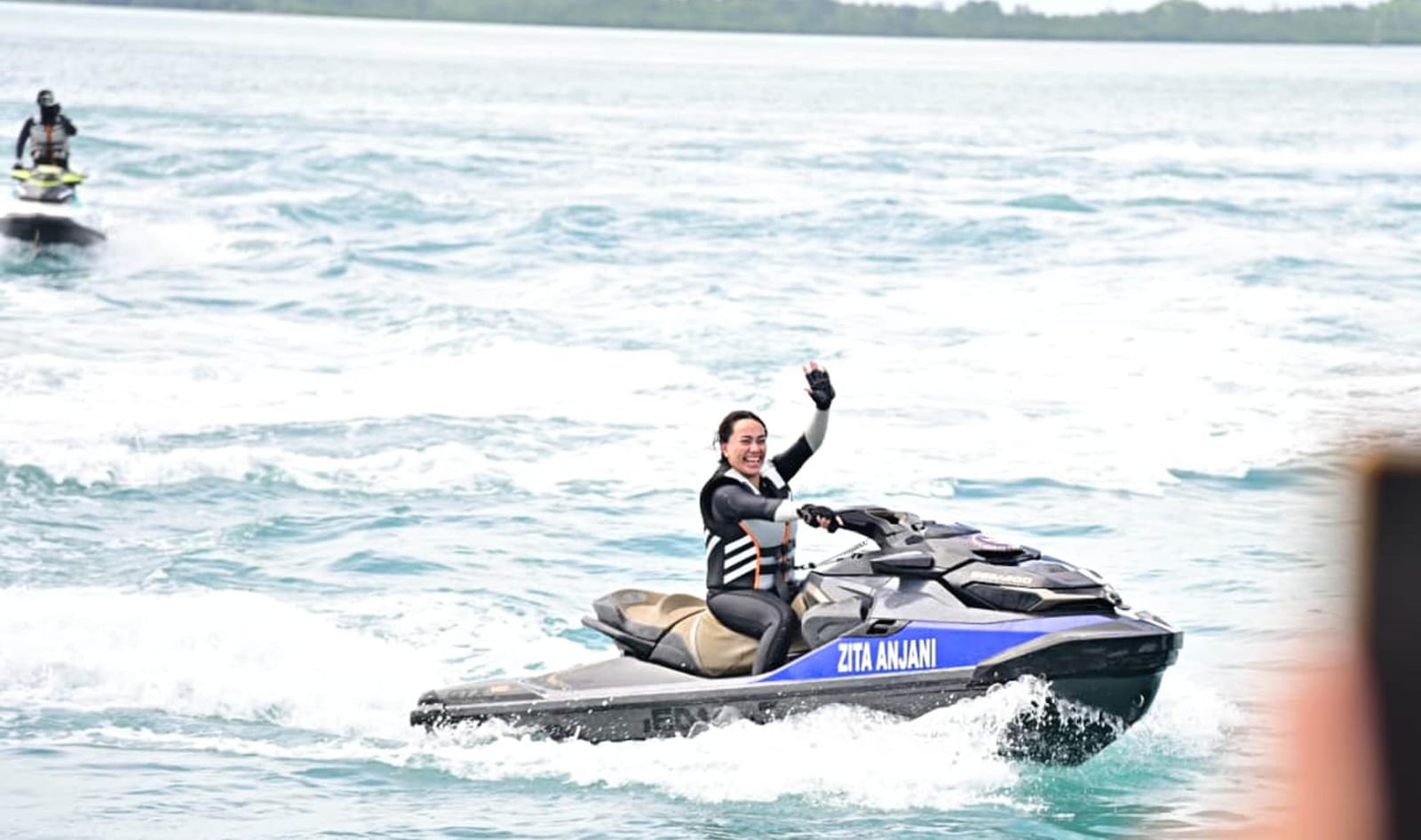 Debut Jetski Lintas Selat Sunda oleh Zita Anzani dan Verrel Bramasta Jadi Pembuka Ikonik Lamsel Fest 2025