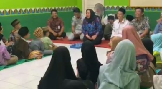 Gerakan Peduli Samsat Tanggamus Salurkan Al-Qur’an dan Iqro untuk Santri TPQ Nurul Falah
