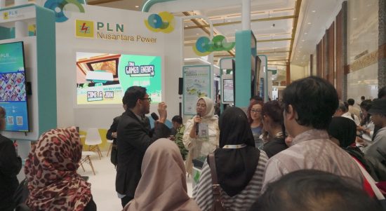 Stan pameran PLN Nusantara Power menyajikan kuis-kuis interaktif yang menarik perhatian pengunjung selama kegiatan Electricity Connect 2025 di Jakarta International Convention Center (JICC), pada 19–21 November 2025.