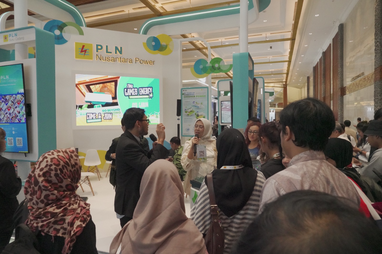 Stan pameran PLN Nusantara Power menyajikan kuis-kuis interaktif yang menarik perhatian pengunjung selama kegiatan Electricity Connect 2025 di Jakarta International Convention Center (JICC), pada 19–21 November 2025.