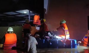 Tim Tanggap Darurat PLN NP tengah mengevakuasi keluarga karyawan PLN NP UP Belawan yang terjebak banjir pada Jumat (28/11) dini hari.