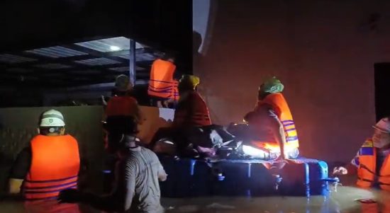 Tim Tanggap Darurat PLN NP tengah mengevakuasi keluarga karyawan PLN NP UP Belawan yang terjebak banjir pada Jumat (28/11) dini hari.