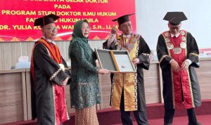 Yulia KW Raih Gelar Doktor Hukum Unila, Gagas Mediasi Terapeutik untuk Sengketa Medis