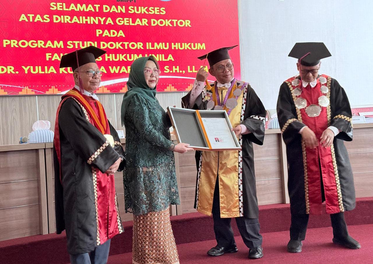 Yulia KW Raih Gelar Doktor Hukum Unila, Gagas Mediasi Terapeutik untuk Sengketa Medis