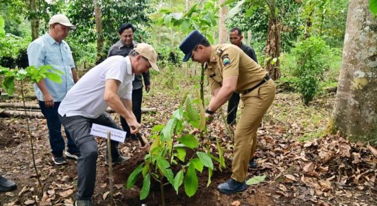 3.000 Bibit Kopi-Kakao Dibagikan, Menko Zulhas Minta Petani Jaga Gunung Rajabasa