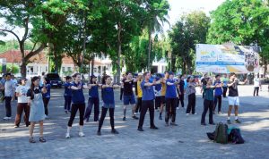 Lapangan Korpri ‘Mendadak Internasional’: Peserta AIYEP 2025 Ikut Senam Bersama ASN Lamsel