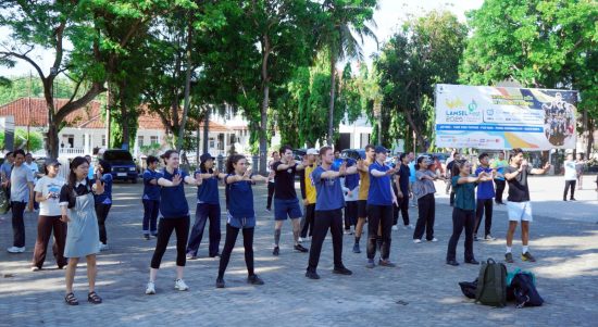 Lapangan Korpri ‘Mendadak Internasional’: Peserta AIYEP 2025 Ikut Senam Bersama ASN Lamsel