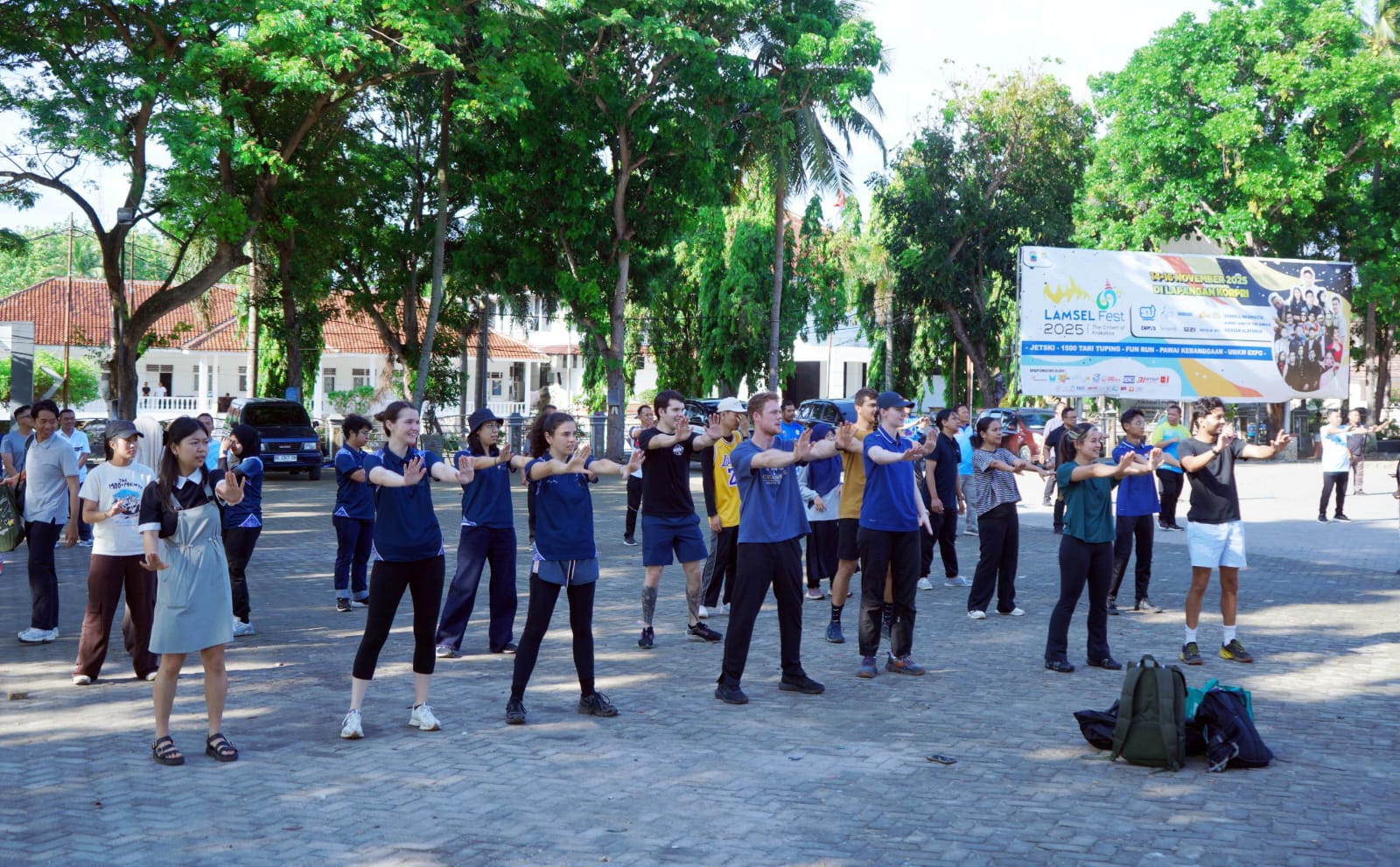 Lapangan Korpri ‘Mendadak Internasional’: Peserta AIYEP 2025 Ikut Senam Bersama ASN Lamsel
