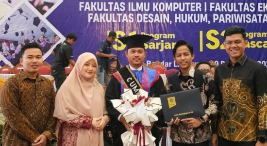 Ponpes Riyadhus Sholihin Berbahagia: Santri Yatim Penghafal Qur’an Raih Gelar Sarjana