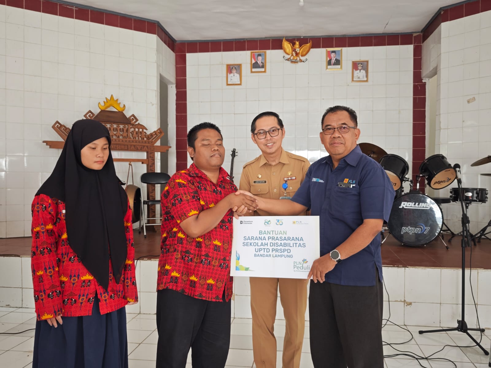 PLN NP UP Bandar Lampung Salurkan Bantuan Sarpras untuk Sekolah Disabilitas UPTD PRSPD