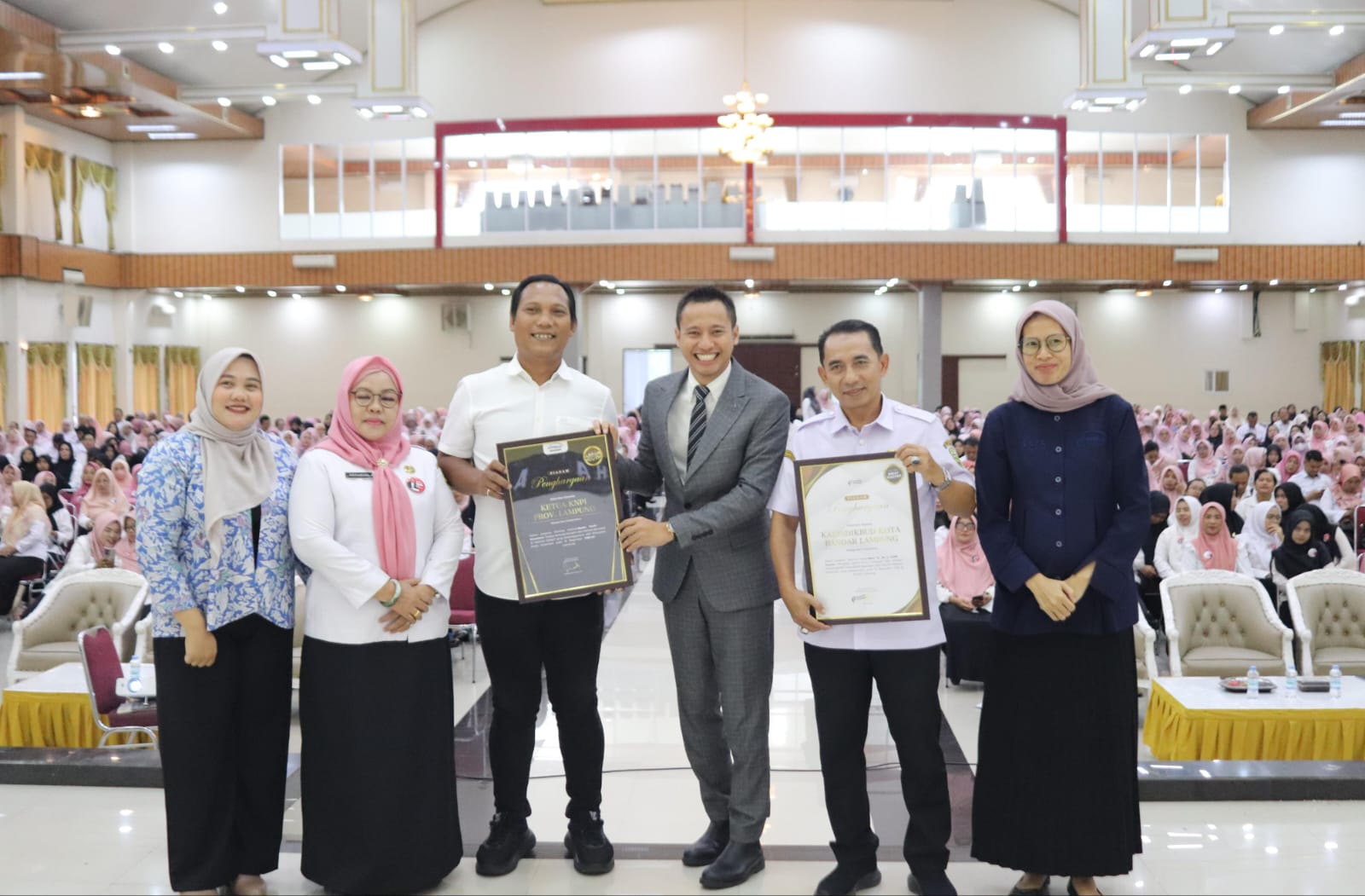 KNPI Lampung Terima Penghargaan Kolaborasi pada Seminar Nasional “How To Be A Great” KNPI Lampung Terima Penghargaan Kolaborasi pada Seminar Nasional “How To Be A Great”