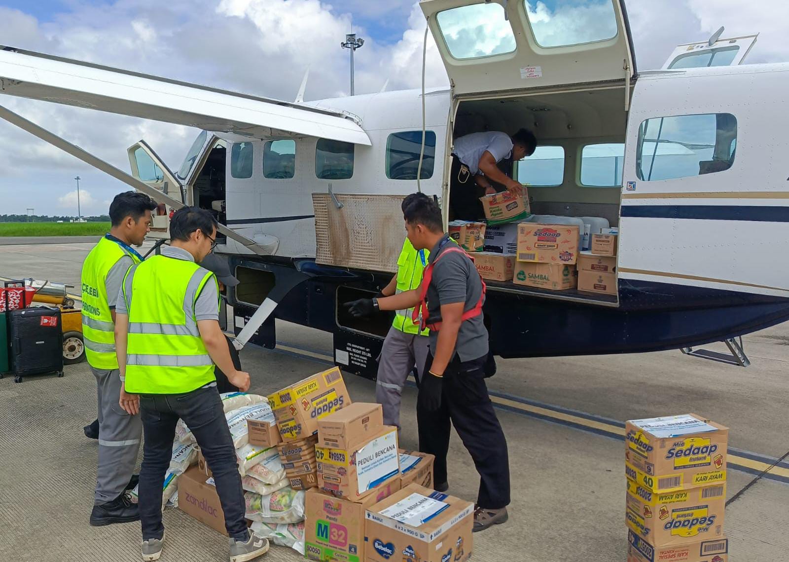 PLN NP Salurkan Bantuan Bertahap untuk Korban Banjir dan Longsor di Sumut, Aceh, dan Sumbar