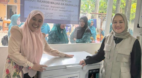 Dwita Ria Gunadi Serahkan Bantuan Chest Freezer ke Poklahsar As Salam Berkah di Tubaba