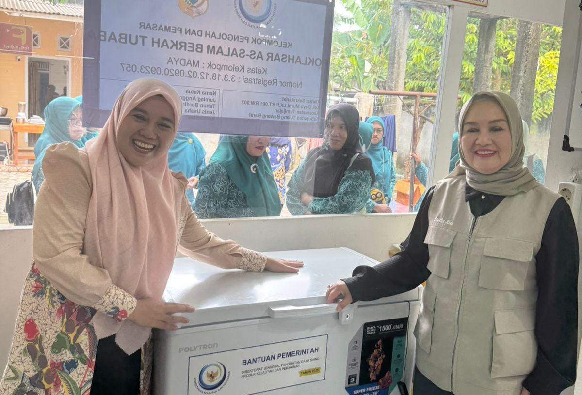 IMG-20251220-WA0003 Dwita Ria Gunadi Serahkan Bantuan Chest Freezer ke Poklahsar As Salam Berkah di Tubaba