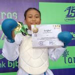 Aurelia Clarissa Triyono, siswi kelas VII SMPN 22 Bandar Lampung, usai meraih medali emas pada ajang Krakatau National Karate Championship 2025 di Cilegon, Banten.
