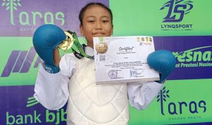 Aurelia Clarissa Triyono, siswi kelas VII SMPN 22 Bandar Lampung, usai meraih medali emas pada ajang Krakatau National Karate Championship 2025 di Cilegon, Banten.