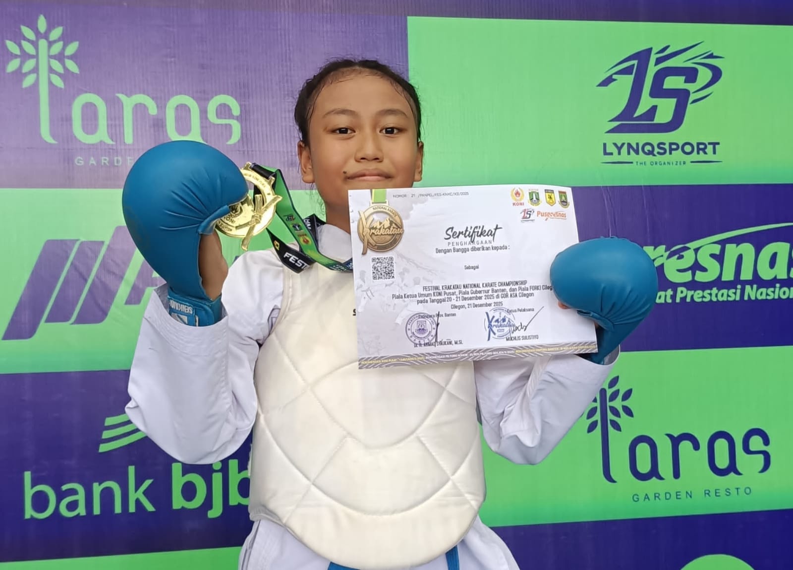 Aurelia Clarissa Triyono, siswi kelas VII SMPN 22 Bandar Lampung, usai meraih medali emas pada ajang Krakatau National Karate Championship 2025 di Cilegon, Banten.