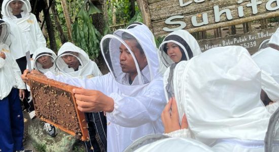 Belajar Bisnis Berbasis Alam, Prodi Administrasi Bisnis UBL Ikuti Kunjungan Industri Bee to Business