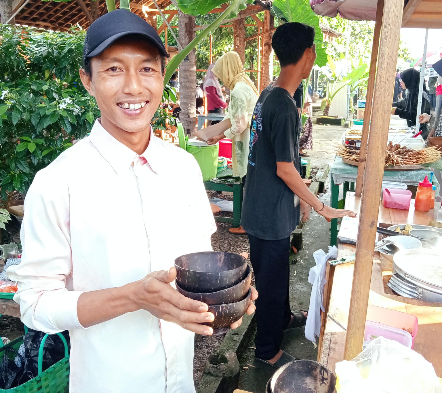 Sukron Setiawan, pedagang di Pasar Payungi Metro yang menggunakan batok kelapa sebagai wadah baksonya. | Imelda/VoxLampung