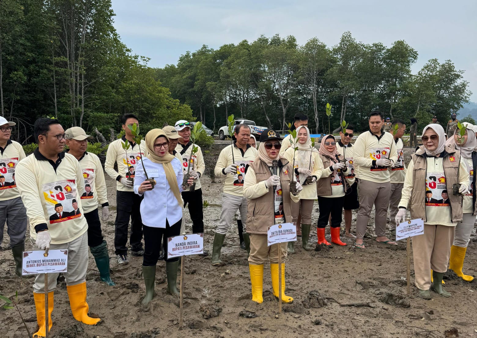 Rayakan HUT Gerindra, Dwita Ria Tanam 1.000 Mangrove dan Bagikan Sembako di Way Ratai