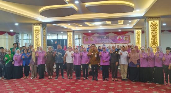 Foto bersama dalam kegiatan FGD bertema “Perzinahan, Kohabitasi, dan Nikah Siri dalam Perspektif Hukum Pidana Nasional UU No. 1 Tahun 2023 tentang KUHP” yang digelar Perkumpulan Advokat Perempuan Lampung. | ist
