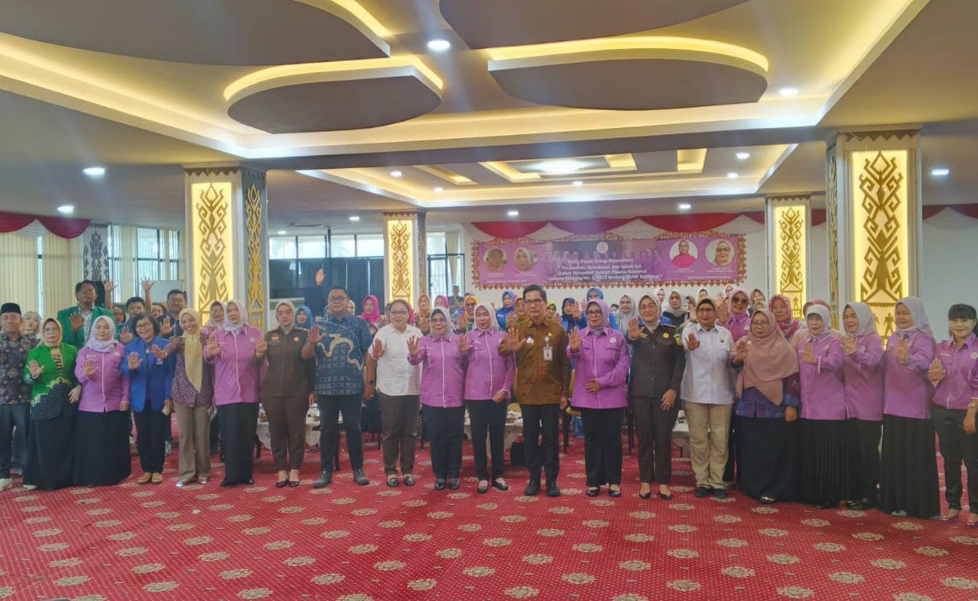 Foto bersama dalam kegiatan FGD bertema “Perzinahan, Kohabitasi, dan Nikah Siri dalam Perspektif Hukum Pidana Nasional UU No. 1 Tahun 2023 tentang KUHP” yang digelar Perkumpulan Advokat Perempuan Lampung. | ist