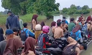 Viral Pelajar Seberangi Sungai Naik Rakit, Pemprov Lampung Pastikan Jembatan Kali Pasir Dibangun