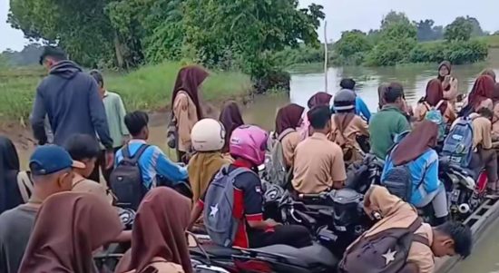 Viral Pelajar Seberangi Sungai Naik Rakit, Pemprov Lampung Pastikan Jembatan Kali Pasir Dibangun