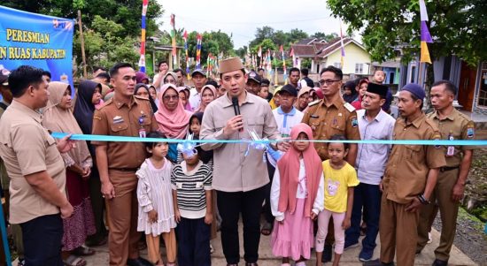 13 Tahun Menanti Perbaikan, Dua Ruas Jalan di Penengahan Diresmikan Bupati Egi
