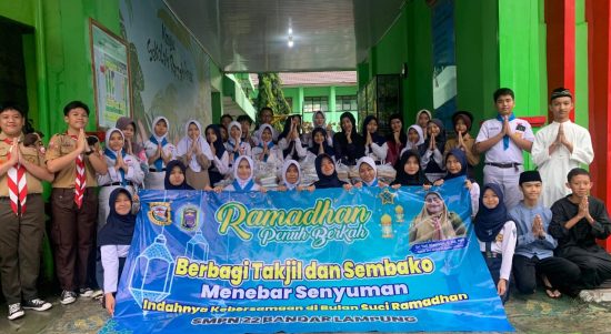 Tanamkan Kepedulian di Bulan Ramadan, SMPN 22 Bandar Lampung Berbagi Takjil dan Sembako