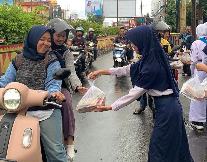 Tanamkan Kepedulian di Bulan Ramadan, SMPN 22 Bandar Lampung Berbagi Takjil dan Sembako