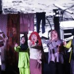 Pementasan teater oleh jurnalis perempuan dan seniman bertajuk "Ketika Air Datang, Perempuan Bertahan" di Medan. | ist