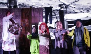 Pementasan teater oleh jurnalis perempuan dan seniman bertajuk "Ketika Air Datang, Perempuan Bertahan" di Medan. | ist