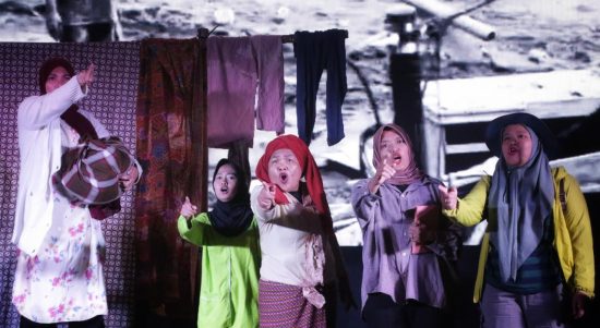 Pementasan teater oleh jurnalis perempuan dan seniman bertajuk "Ketika Air Datang, Perempuan Bertahan" di Medan. | ist