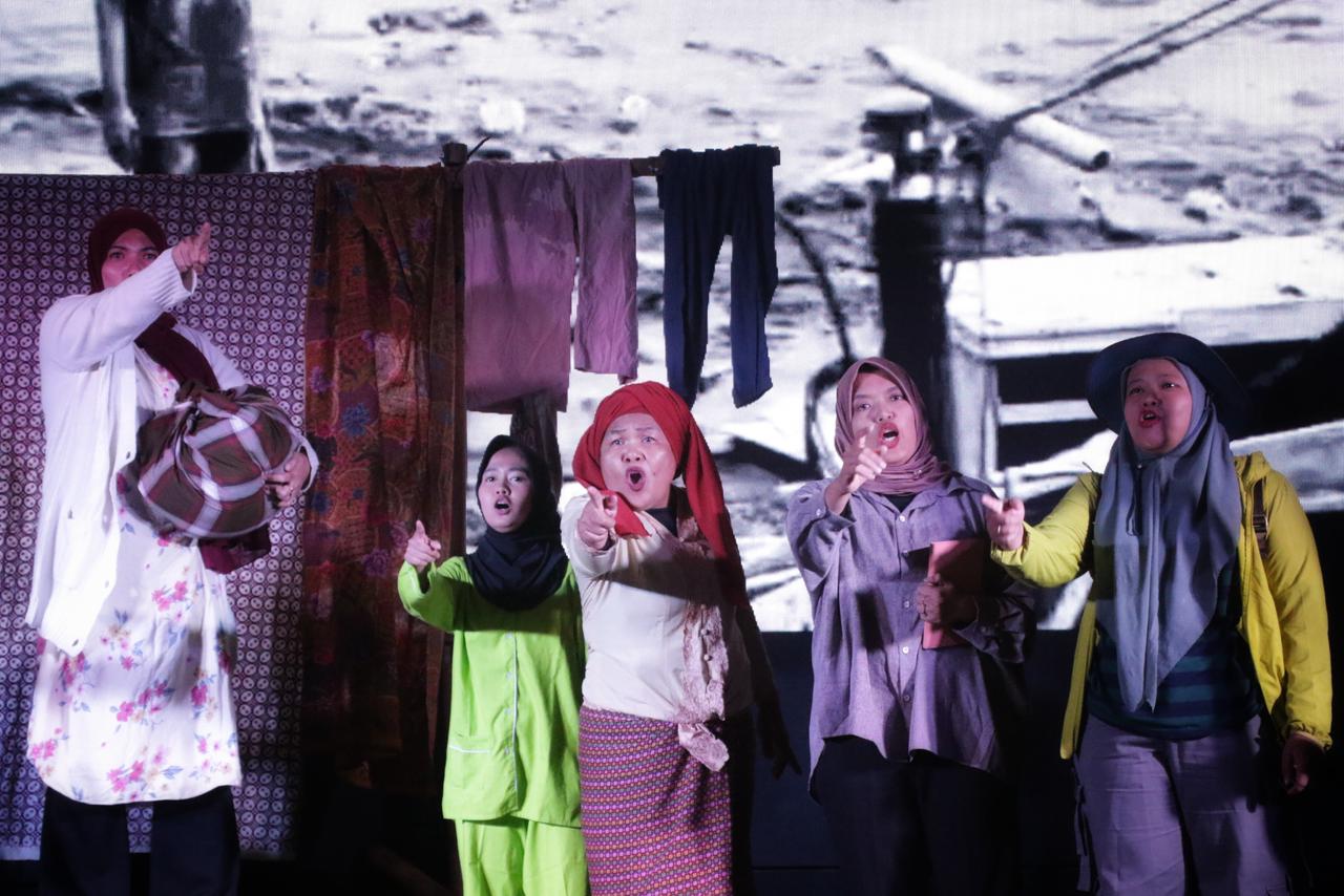 Pementasan teater oleh jurnalis perempuan dan seniman bertajuk "Ketika Air Datang, Perempuan Bertahan" di Medan. | ist