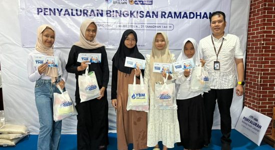 Peduli Sesama, BRI Kanca Pringsewu dan YBM BRILiaN Salurkan Bingkisan kepada Warga