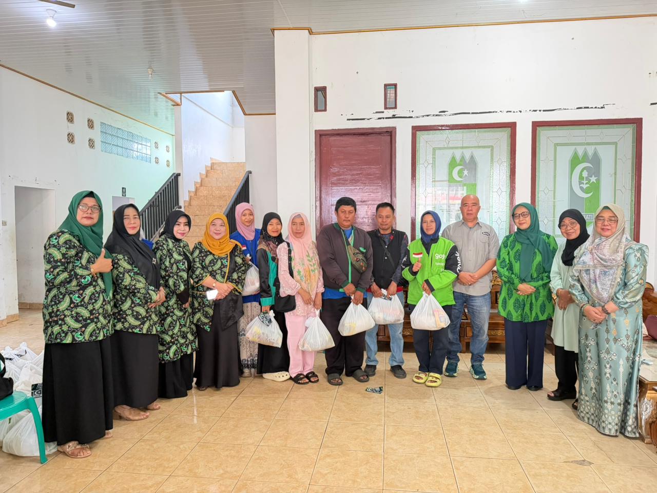 KAHMI dan FORHATI Lampung menggelar Bakti Sosial Ramadan, membagikan 500 paket sembako. | ist