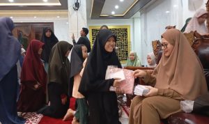 Senyum Santri Yatim Saat Terima THR dari Ponpes Riyadhus Sholihin Jelang Lebaran