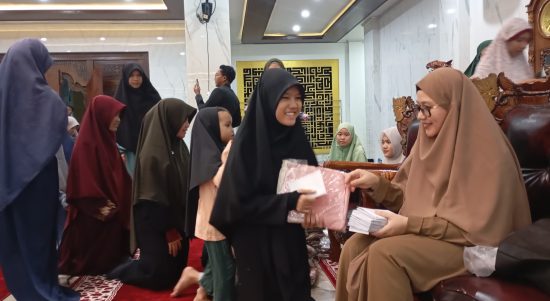Senyum Santri Yatim Saat Terima THR dari Ponpes Riyadhus Sholihin Jelang Lebaran