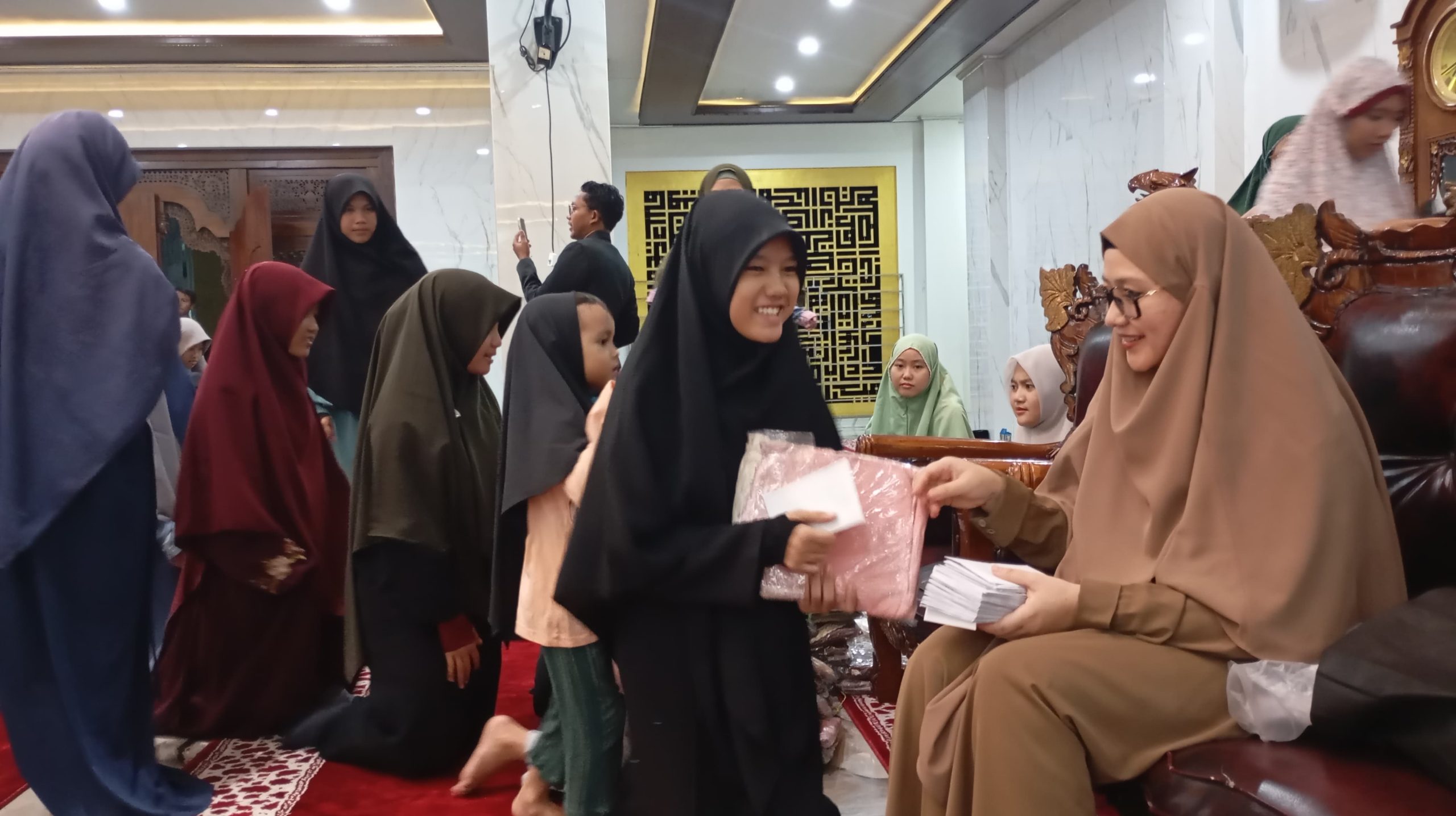 Senyum Santri Yatim Saat Terima THR dari Ponpes Riyadhus Sholihin Jelang Lebaran Senyum Santri Yatim Saat Terima THR dari Ponpes Riyadhus Sholihin Jelang Lebaran