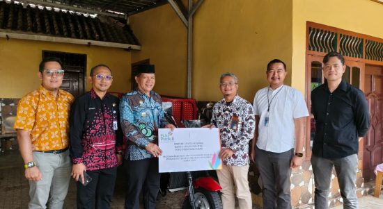 Peduli Lingkungan, PLN NP UP Bandar Lampung Salurkan Bantuan Kendaraan Angkut Sampah