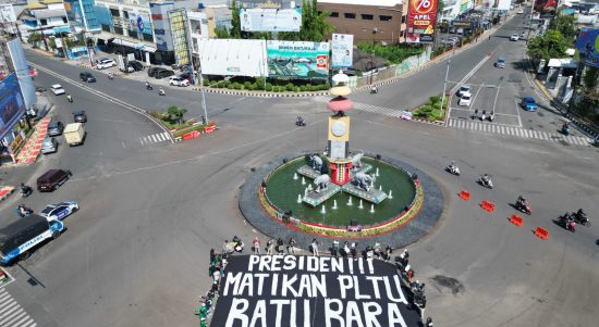 Aksi Hari Bumi di Lampung, Ratusan Aktivis Desak “Suntik Mati” PLTU Batubara