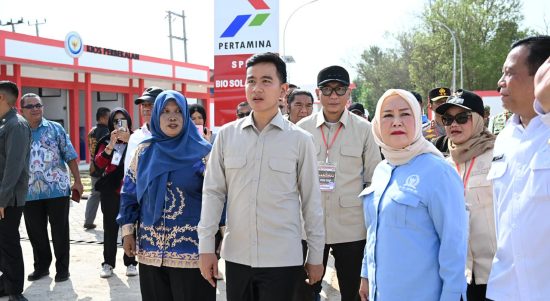 Dwita Ria Dampingi Wapres Gibran Tinjau Kampung Nelayan Merah Putih di Lamtim