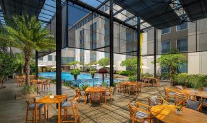 Sambut Akhir Pekan dengan “Friday Sundown” di Amuse Poolbar & Restaurant Radisson Lampung